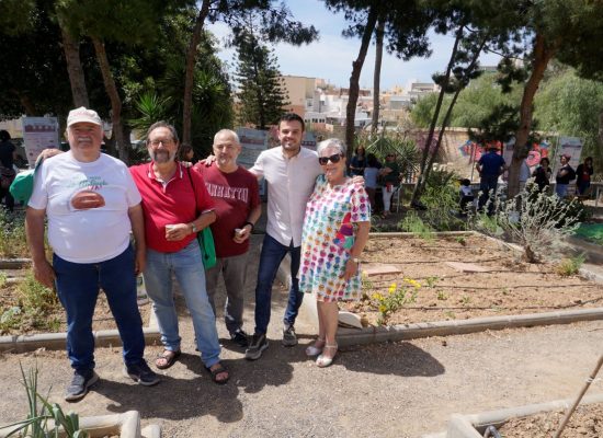 Vecinos posando en el huerto urbano
