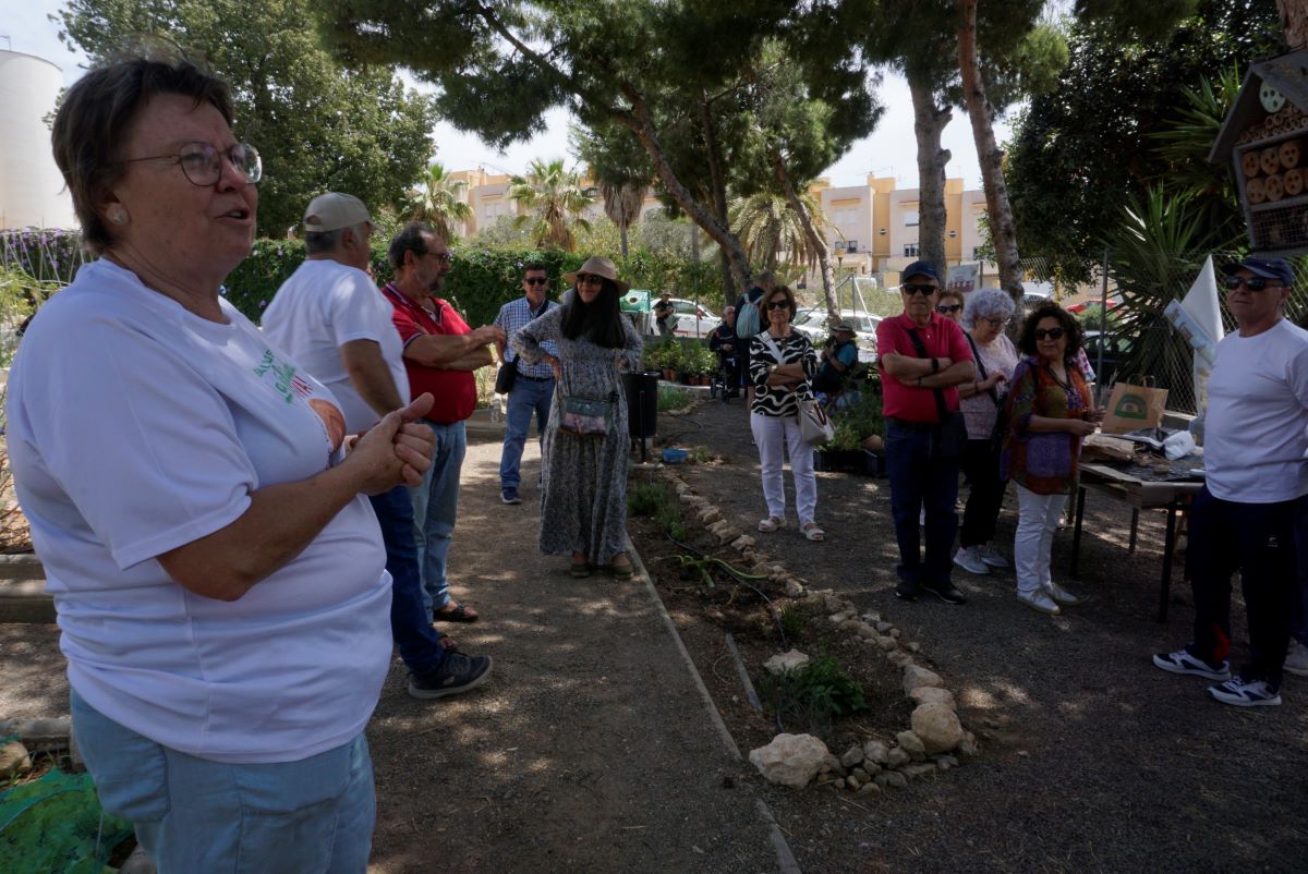 Vecinos en el huerto urbano